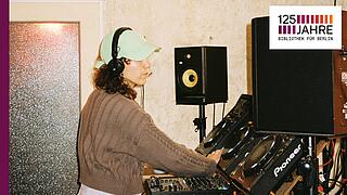 Foto von DJ am Mischpult