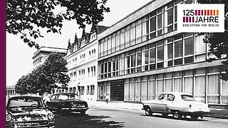Schwarz-weiß Foto Außenansicht der Berliner Stadtbibliothek