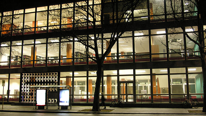 Berliner Stadtbibliothek Haupteingang bei Nacht