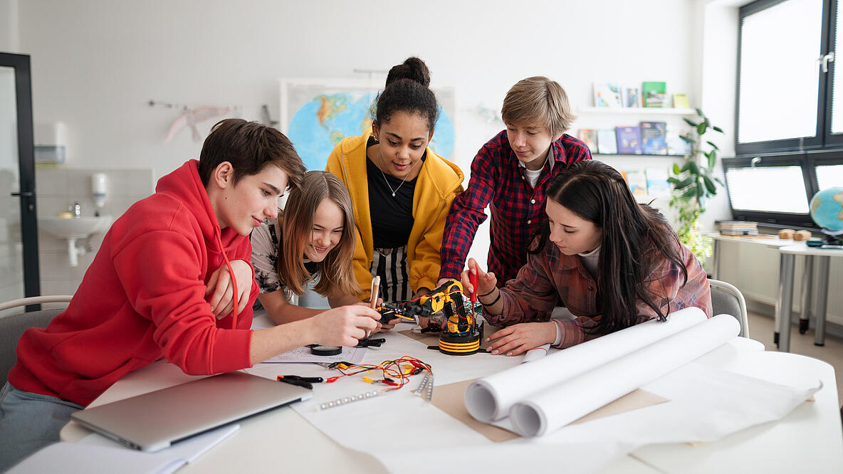 Schülergruppe in einem Workshop