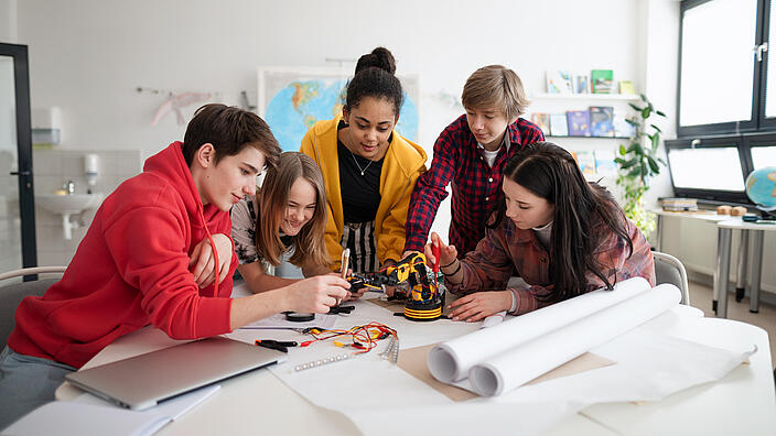 Schülergruppe in einem Workshop