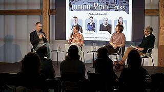 Vier Personen bei Podiumsdiskussion