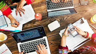 Foto von Händen, die am Laptop arbeiten