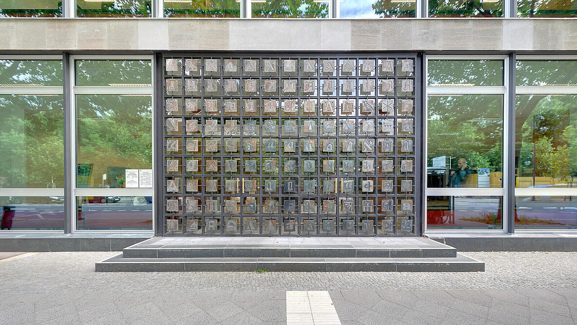 Foto des A-Portals außen an der Berliner Stadtbibliothek