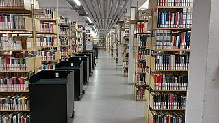 Eine lange Reihe von Regalen mit Büchern