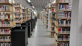 Eine lange Reihe von Regalen mit Büchern