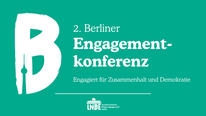 Logo der Berliner Engagementkonferenz mit weißem Text auf grünem Grund: 2. Berliner Engagementkonferenz. Engagiert für Demokratie und Zusammenhalt. Mittig unten das Logo von Landesnetzwerk Bürgerengagement Berlin