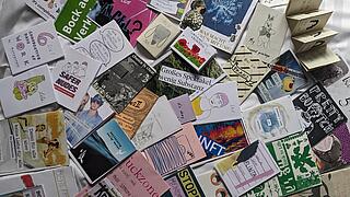 Verschiedene bunte Zines auf einem Tisch ausgebreitet