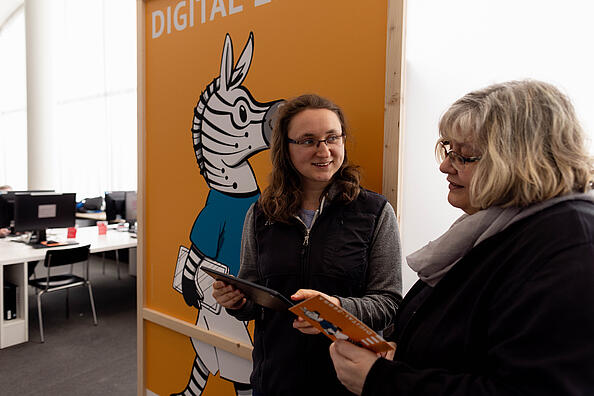 Bibliothekarin in der Beratungssituation im Format Digital Zebra