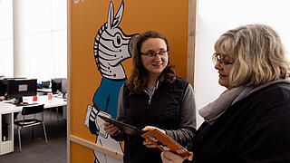 Bibliothekarin in der Beratungssituation im Format Digital Zebra