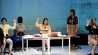 eine Bühne mit mehreren Frauen