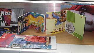 Es sind mehere kreative Bio Bücher zu sehen.