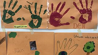 Bunte Handabdrücke auf Papier