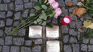 Stolpersteine der Familie Grunwald mit Blumen
