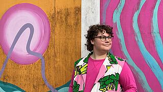 Foto von Lena mit buntem Hintergrund