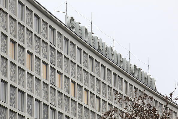 Die Fassade der AGB mit dem Schriftzug Gedenkbibliothek