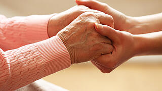 Händen halten sich fest.