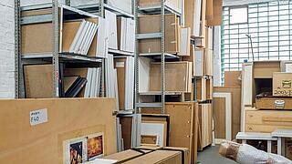 Foto eines Lagerraums mit eingepackten Bildern und Bilderrahmen im Museum oder Stadtarchiv
