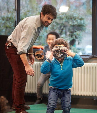 Junges Kind mit Maske als Verkleidung in der KiJuBi