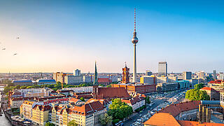Berlin Skyline mit Nikolaiviertel, Berliner Dom und Fernsehturm